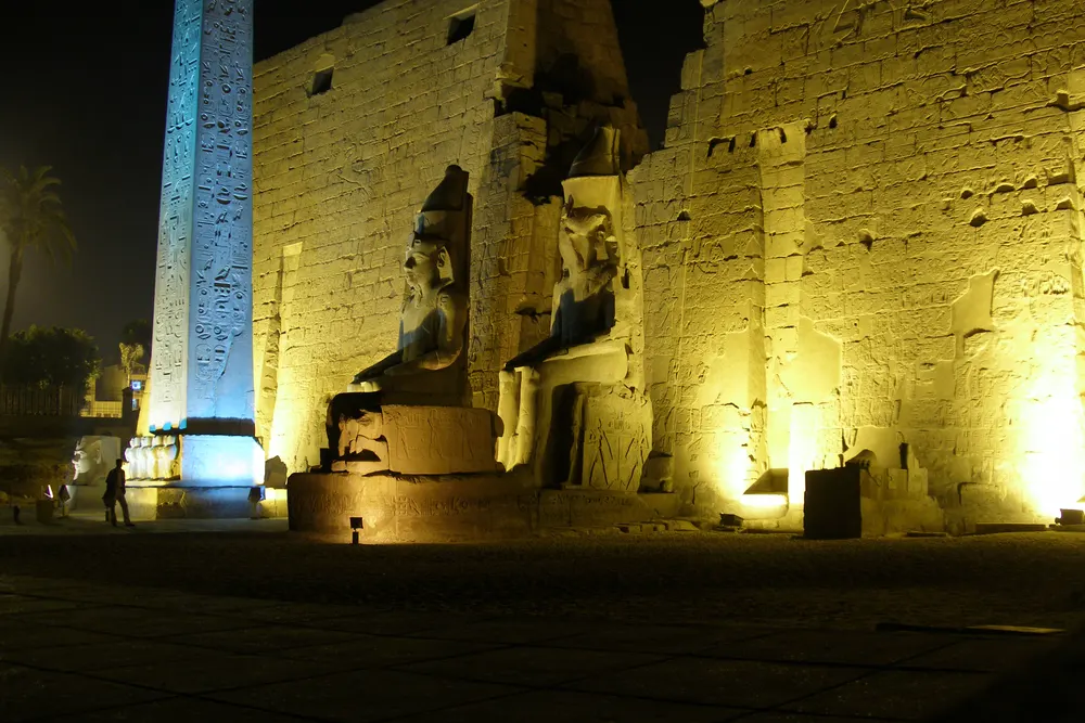 Tempio di Luxor illuminato al calare della sera